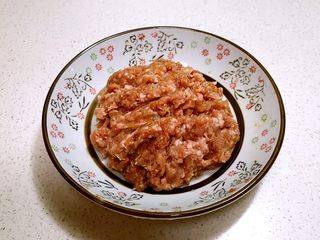 5、肉末豆腐,肉馅加入1勺生抽调匀备用