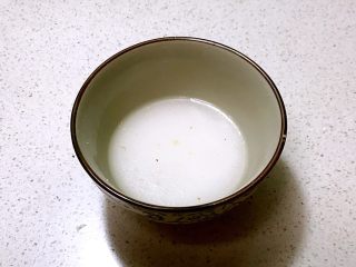 6、肉末豆腐,干淀粉加入适量冷水调匀淀粉液