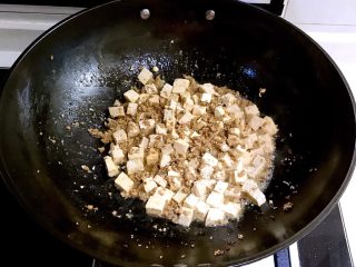 13、肉末豆腐,把淀粉液倒入锅中，勾汁