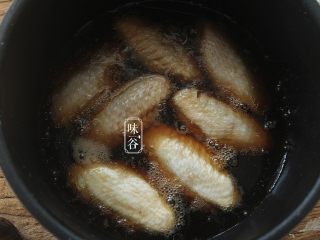 8、简单方便的电饭煲可乐鸡翅,确保可乐没过鸡翅（300ml左右）；