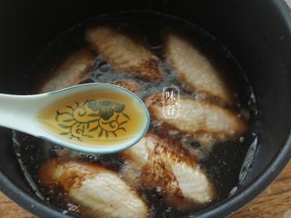 10、简单方便的电饭煲可乐鸡翅,倒入1汤匙料酒；