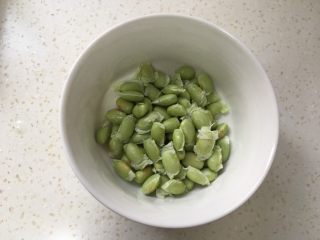 3、莲藕肉丁,毛豆去壳并清洗干净备用。