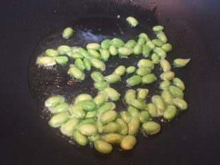 6、莲藕肉丁,热锅热油放入豆子翻炒均匀。