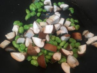 7、莲藕肉丁,放入香菇丁翻炒，加1克盐翻炒均匀存出备用。