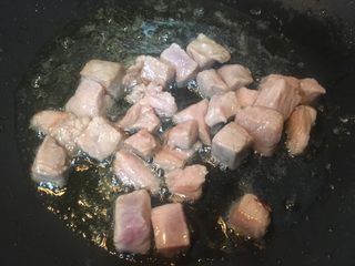 8、莲藕肉丁,热锅热油放入肉丁翻炒变色。