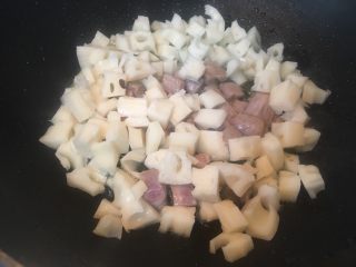 9、莲藕肉丁,放入藕丁翻炒。