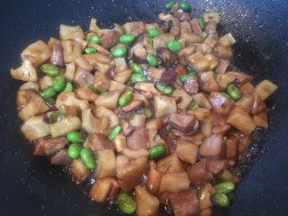 12、莲藕肉丁,翻炒均匀后，加少许虾粉翻炒出锅即可。