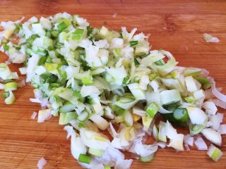 3、素丸子,葱切末