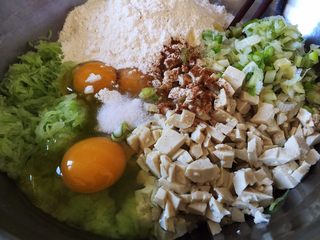 6、素丸子,放入花椒粉和盐