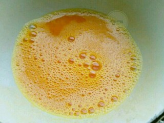 3、肉沫豆腐蒸蛋,鸡蛋加少许食盐打散。