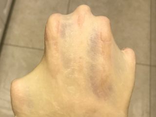 2、香肠汉堡,15分钟以后加入软化黄油，结束后取出用手摔打揉面至出现手套膜。