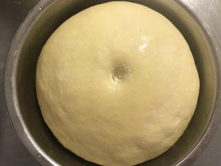 3、香肠汉堡,醒发至2倍大，手指沾水按下面团不回缩即可，大概室温2小时，根据季节变化自行调整时间。