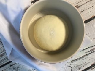 5、香肠汉堡,放入汉堡模具，发酵至两倍大。