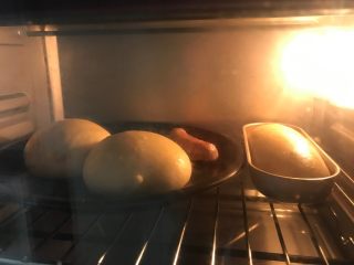 6、香肠汉堡,烤箱170度预热5分钟，放中下层，烤约15分钟即可，如果上色太深就盖上锡纸。