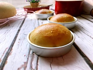 7、香肠汉堡,烤好的面包胚取出晾凉。