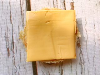 10、香肠汉堡,汉堡底部抹上番茄酱放上一片芝士片。