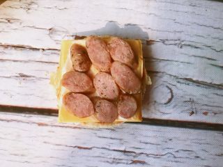 11、香肠汉堡,涂上一层沙拉酱放上香肠片。