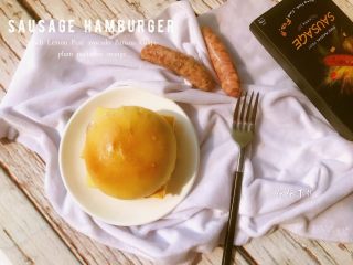 14、香肠汉堡,顶部汉堡胚再涂一层番茄酱盖在上面。