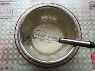 2、肉松小贝,找一个干净的盆子,倒入牛奶,玉米油和10克白砂糖,充分搅拌乳化液体