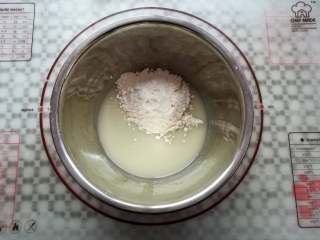 3、肉松小贝,加入50克的低筋面粉