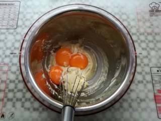 6、肉松小贝,把蛋黄加入到面糊里