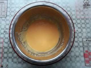 7、肉松小贝,面糊混合均匀后放一边备用,此时预热烤箱