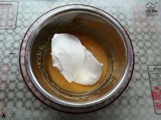 9、肉松小贝,取三分之一的蛋白放入蛋黄糊里,J字型手法混合均匀