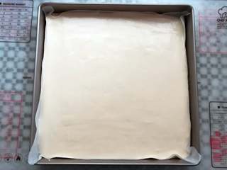 11、肉松小贝,蛋糕糊倒入铺了油纸的烤盘里,轻震2下烤盘,去掉蛋糕糊里的气泡