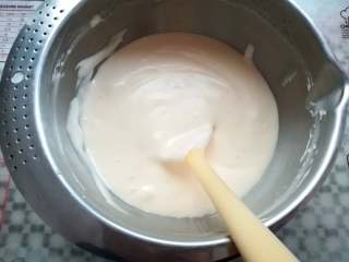 10、肉松小贝,把蛋黄糊倒回蛋白霜里同样手法混合均匀