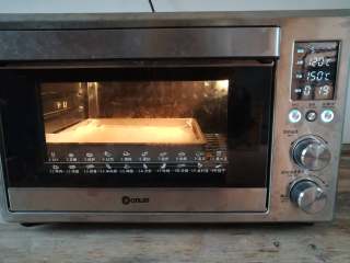 12、肉松小贝,蛋糕糊放入烤箱,上火120度,下火150度烤20分钟