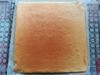 13、肉松小贝,烤好后的蛋糕取出放凉