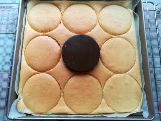 14、肉松小贝,用大小合适的圆形盖子摁出形状,把蛋糕分别取出