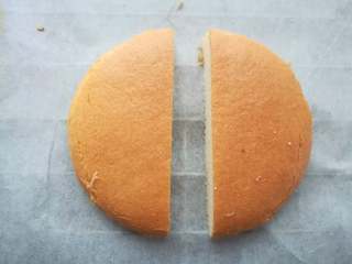 15、肉松小贝,圆形蛋糕片平均切成2瓣