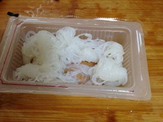 1、了不起的小番茄+什锦减脂沙拉,魔芋丝去外壳控水备用