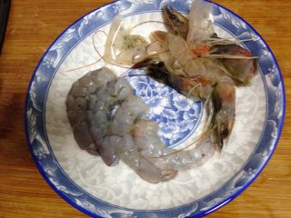 2、了不起的小番茄+什锦减脂沙拉,青虾去虾线、去壳洗净备用