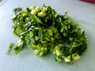 3、凉拌木耳花生米,香菜切小，大蒜切成末。