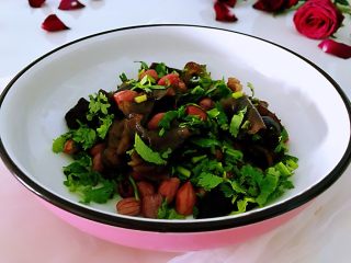 4、凉拌木耳花生米,盘中加入香菜和大蒜，加入生抽、米醋、盐，橄榄油搅拌均匀即可。