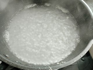 6、红烧茄子,起锅烧500克水。