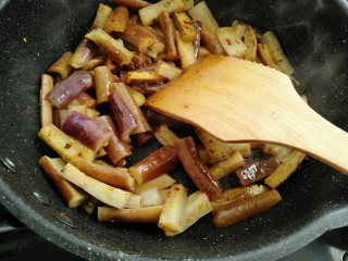 11、红烧茄子,放入茄子煸炒。