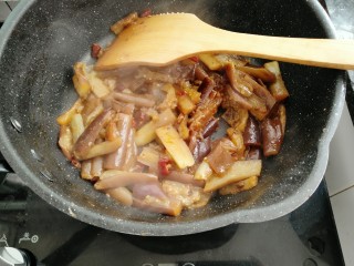 15、红烧茄子,翻炒均匀即可出盛盘。