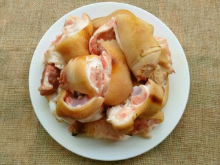 1、香辣猪蹄,准备猪蹄一个，叫买肉的师傅烧下更香，斩小块。