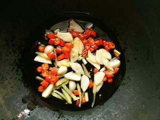 4、香辣猪蹄,锅中放油，下葱姜蒜、小米椒爆香。