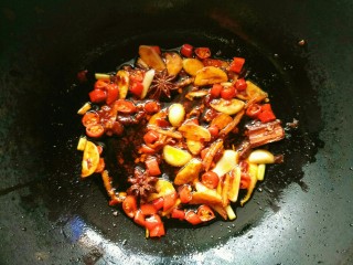 6、香辣猪蹄,加一大勺豆瓣酱炒出红油。