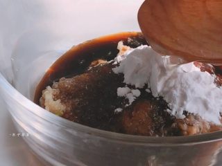 1、鱼香茄子,鱼香汁材料混合