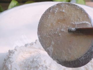 4、鱼香茄子,沾裹上面粉/淀粉都可以（我用的普通面粉）