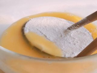 5、鱼香茄子,粘裹蛋液