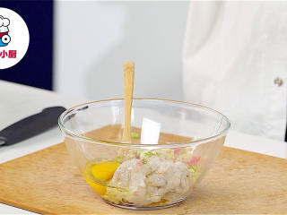 1、菠萝油条虾,虾滑加入猪肉馅（比例为4:1），加入适量酱油、白糖、贝柱粉、葱姜蒜末、料酒、香油，打入鸡蛋1个，搅拌均匀