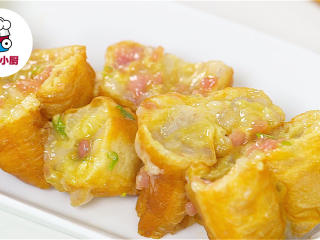 2、菠萝油条虾,油条取中间部分剪成小段，用手指将中心掏空，填入虾滑肉馅