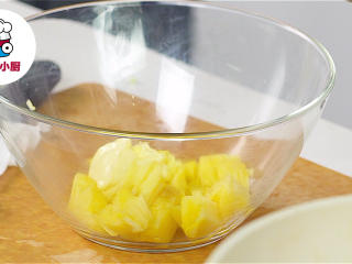 4、菠萝油条虾,将用盐水浸泡过10分钟的菠萝果肉切成小块，加入蛋黄沙拉酱，混合均匀