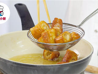 5、菠萝油条虾,炒锅添油，开火烧热，放入油条酿肉，中火复炸至金黄酥脆，捞出沥油